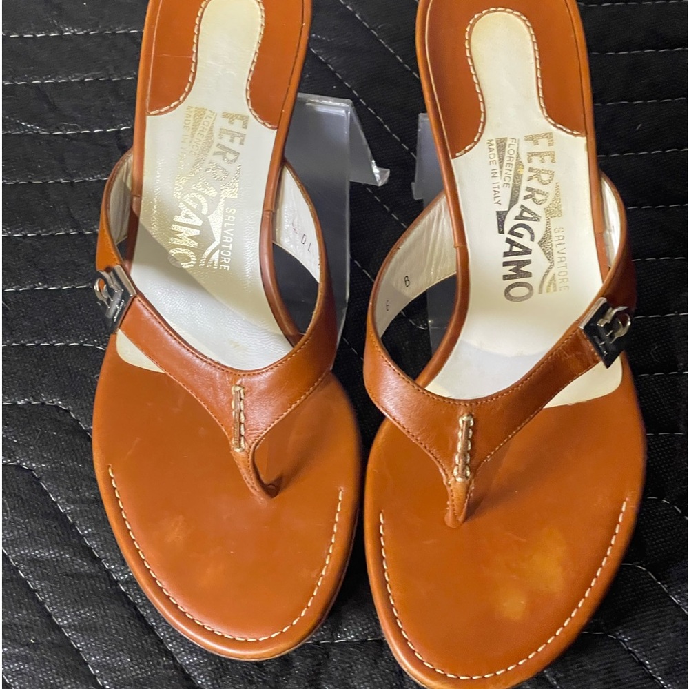 Salvatore Ferragamo- stylish Tan Leather Kitten Heels Slide Sandals Size 6B